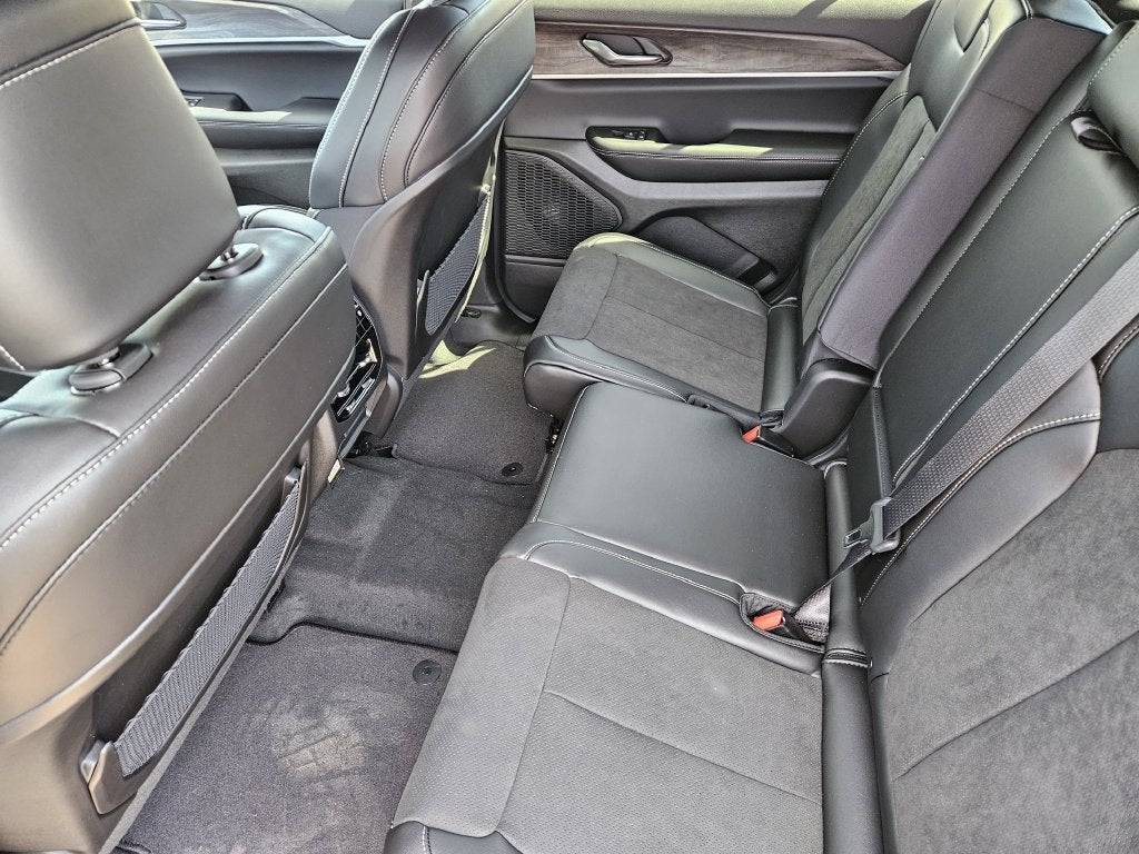 2027 Jeep Grand Cherokee L Laredo