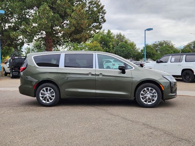 2027 Chrysler Pacifica Select